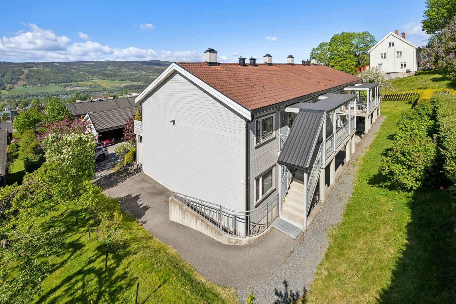 Leilighet på ett plan oppført i 2005 i byggets 2. etg med adkomst fra baksiden av bygget, og har et bruksareal på 64 kvm. Galleribilde