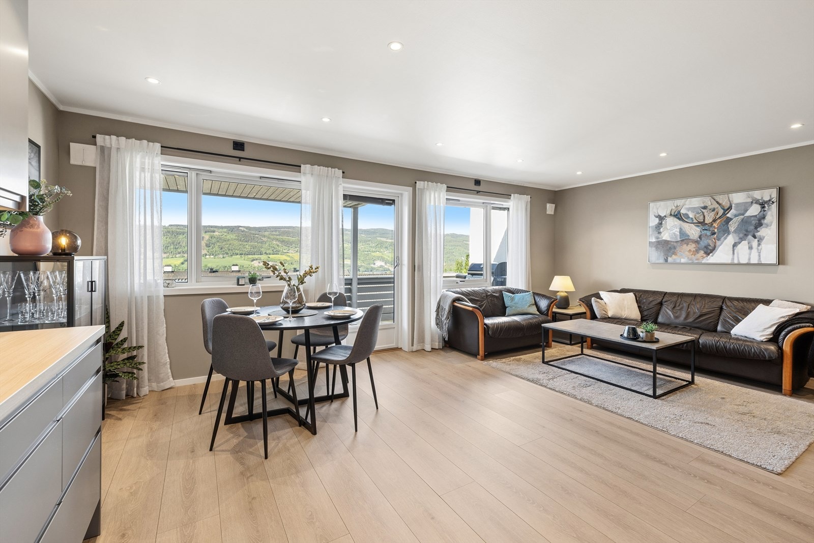 Stuen har gjennomgående lyse overflater på vegger og himling, mens gulvoverflater består av fin laminat. Galleribilde