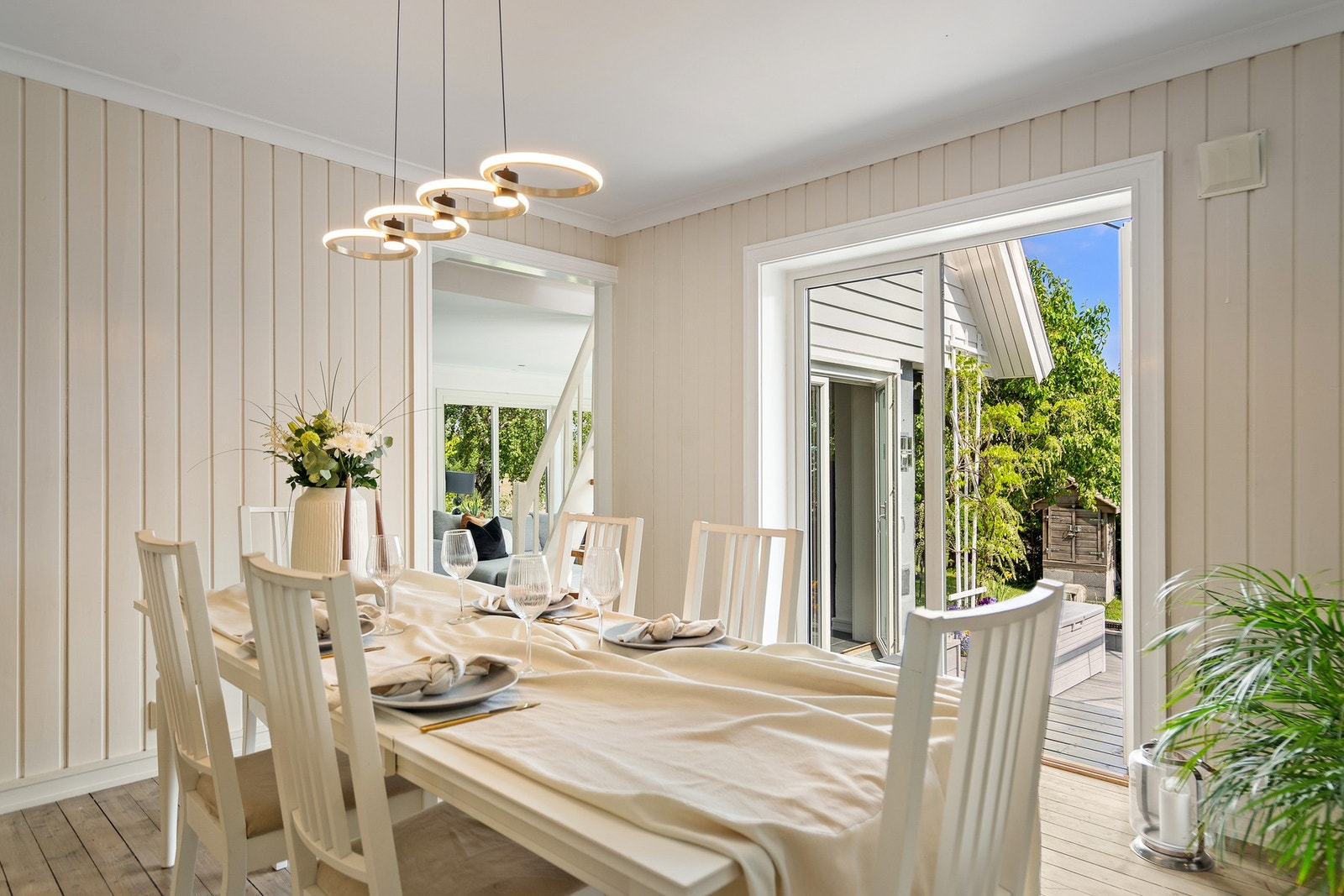 Utgang til solrik og usjenert terrasse Galleribilde