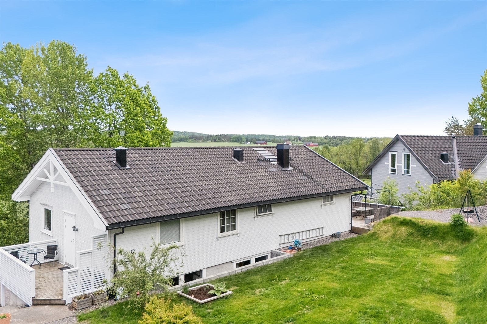Tomten er opparbeidet med gressplen og har en gruset gårdsplass. Galleribilde