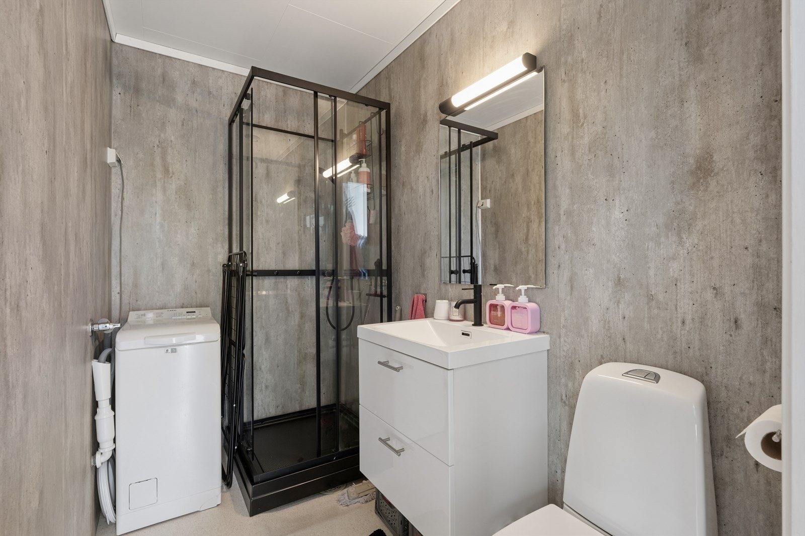 Badet ble oppgradert i 2025 og har dusjkabinett, toalett, servant og opplegg for vaskemaskin. Galleribilde