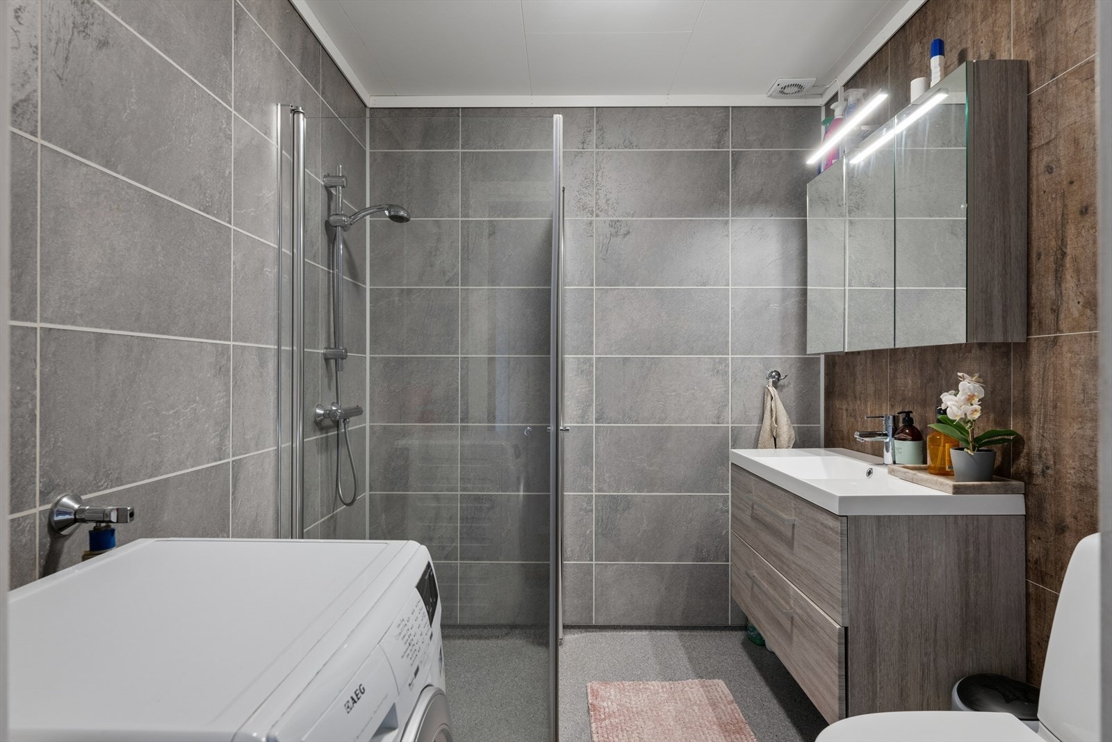 Badet ble oppgradert i 2017 og har elektriske varmekabler i gulvet. Galleribilde
