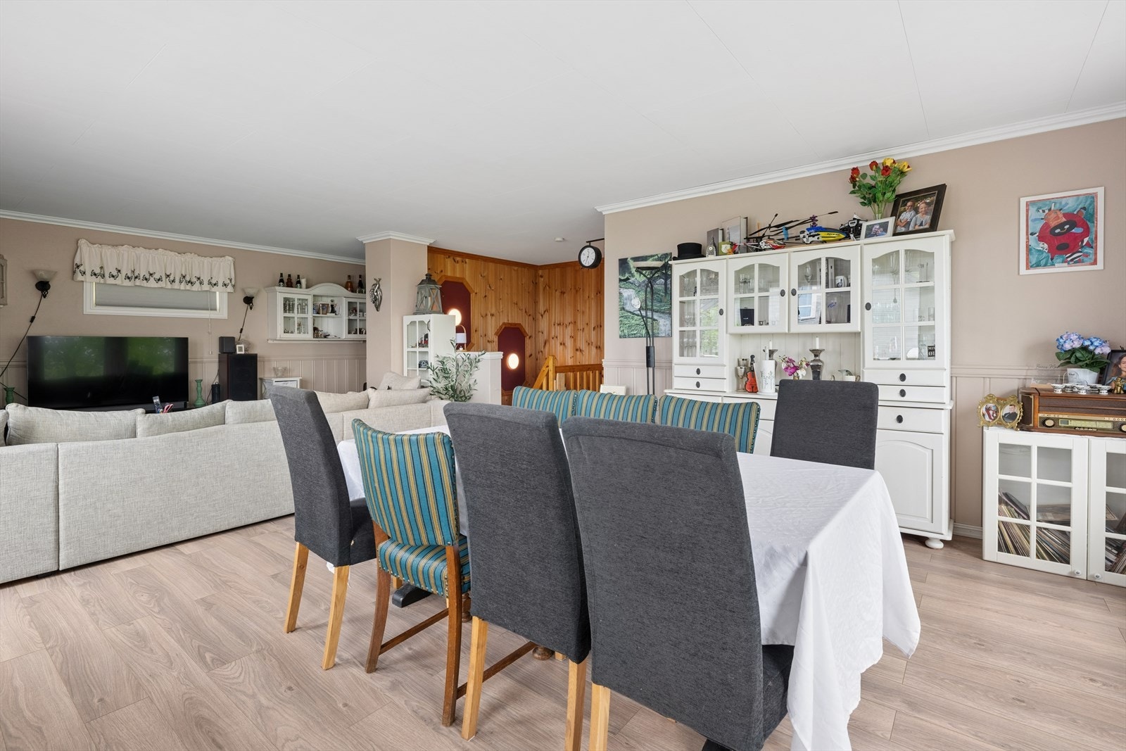 Stuen i hoveddelen er romslig, med god plass til både spisebord og sofagruppe. Galleribilde