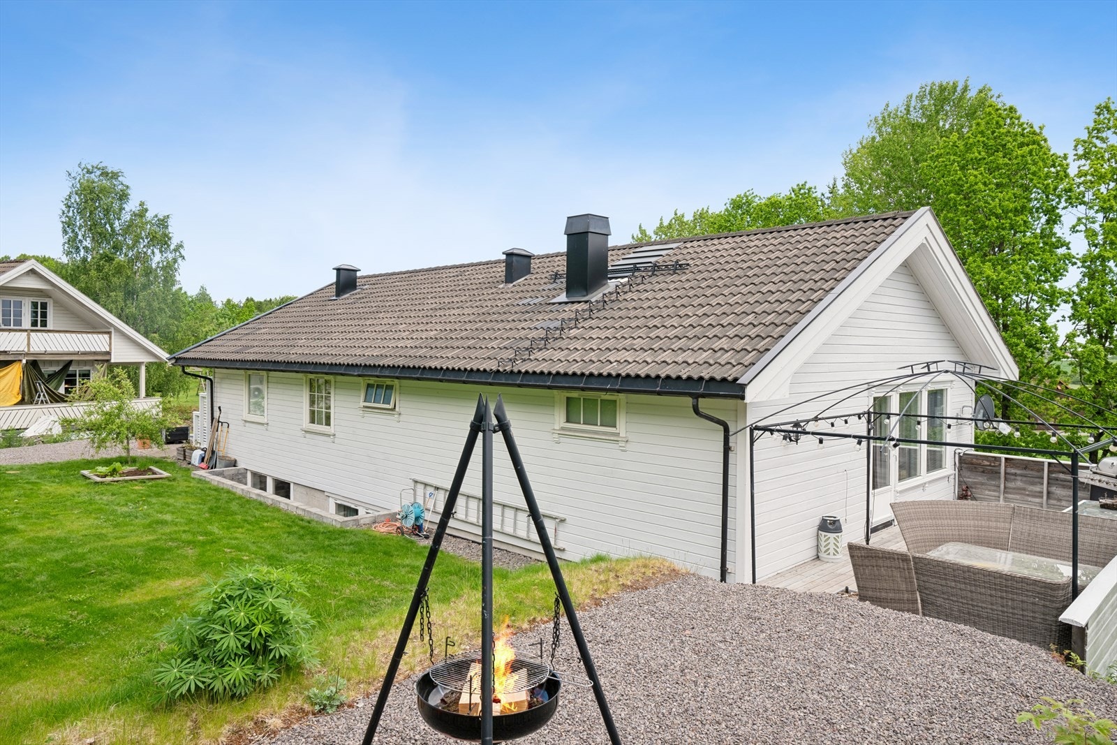 Hyggelig uteområde med plen, sitteplass og god plass til sosiale sammenkomster. Galleribilde
