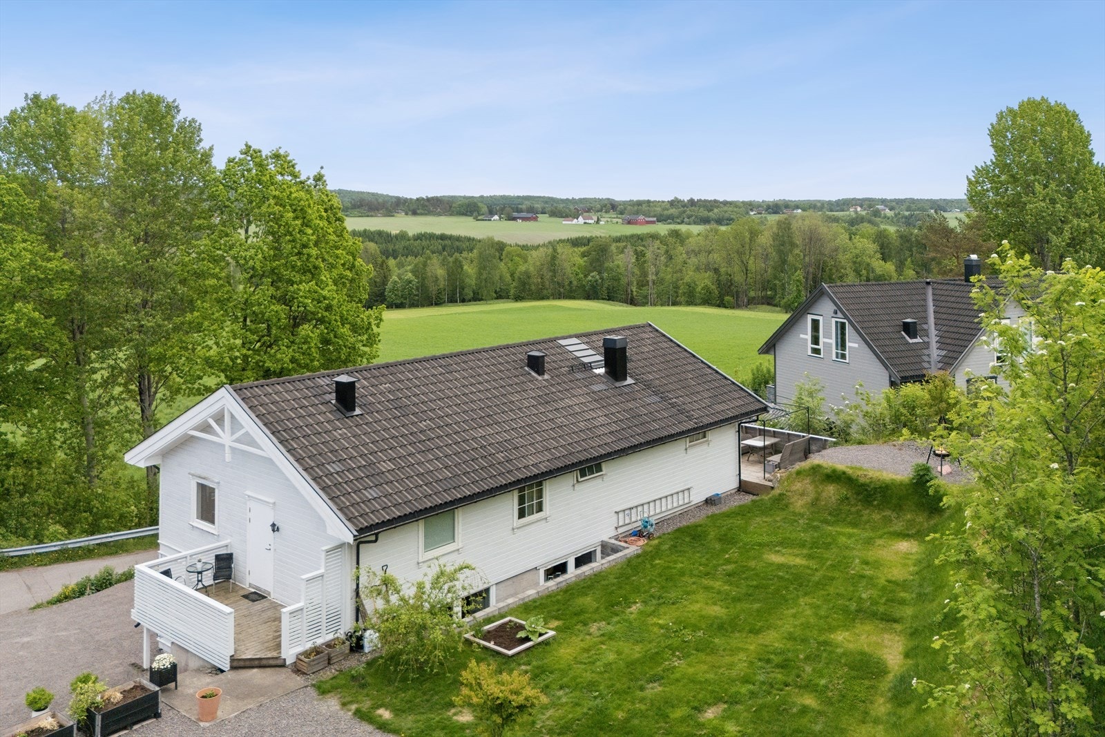 Idrettsanlegget Bibo, med fotballbaner, idrettshall og lysløype, ligger i kort avstand fra boligen. Galleribilde