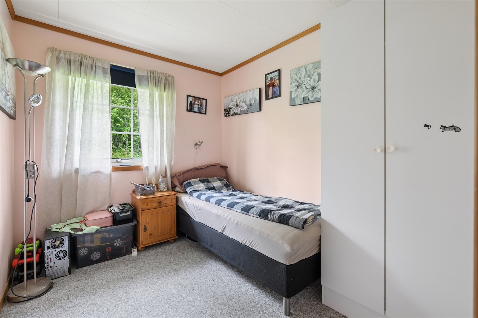 Soverommet er adskilt fra stuen og har plass til seng og garderobeskap. Galleribilde