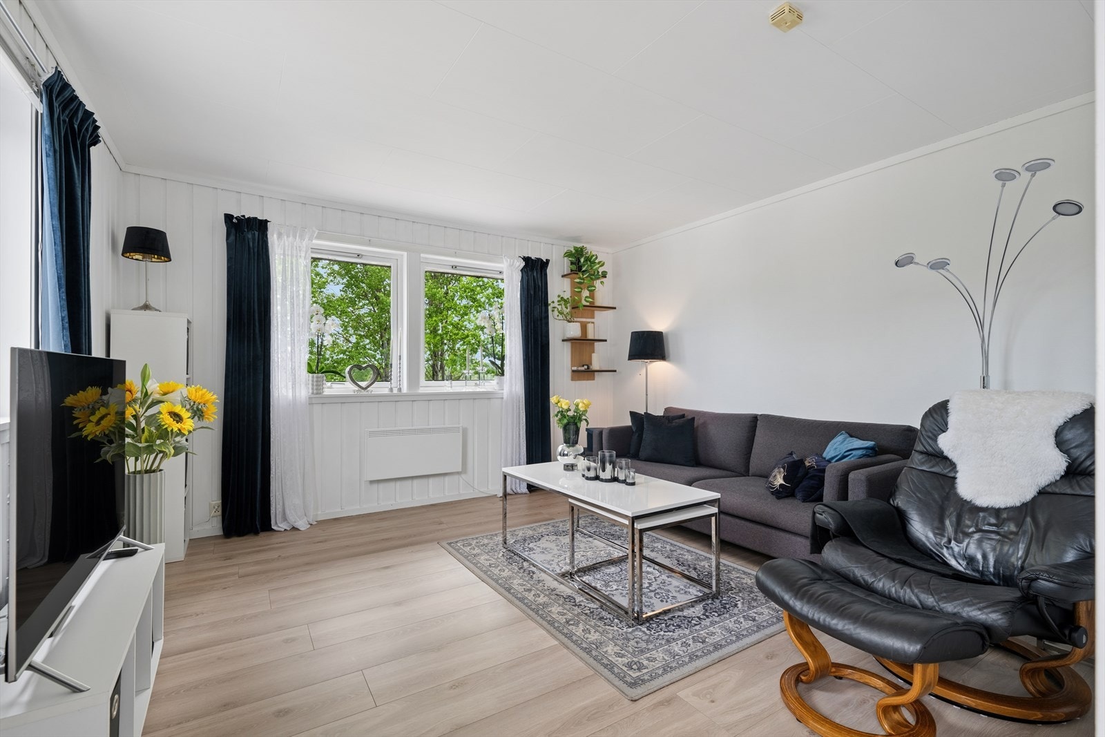 Stuen i hybelen er lett å møblere med plass til både sofagruppe og TV-seksjon. Galleribilde