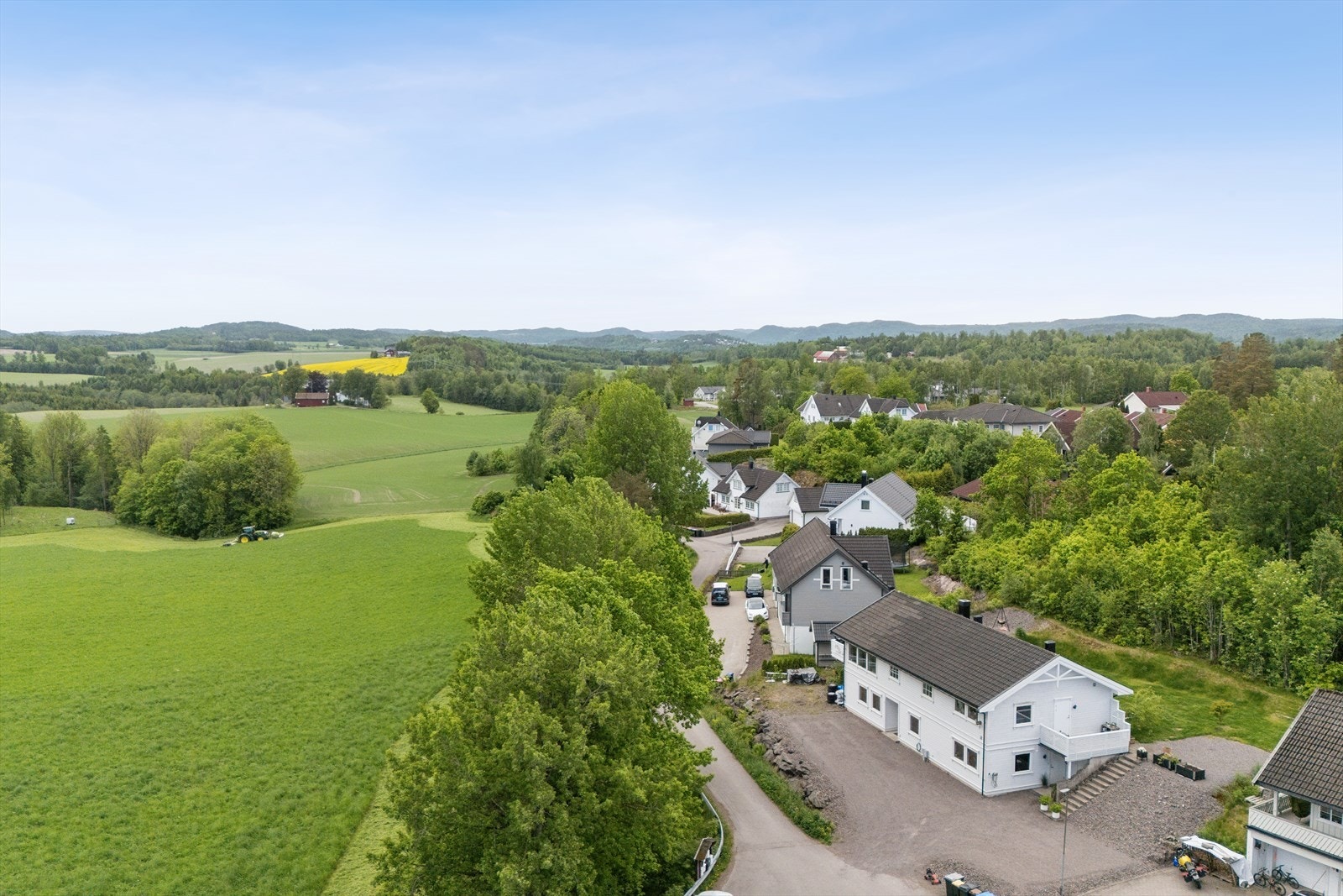Eiendommen ligger i et veletablert og barnevennlig boligområde i Brekkeåsen. Galleribilde