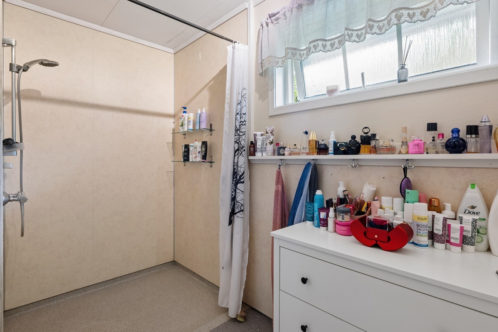 Badet i hoveddelen er utstyrt med dusj rett på gulv og vegger. Galleribilde