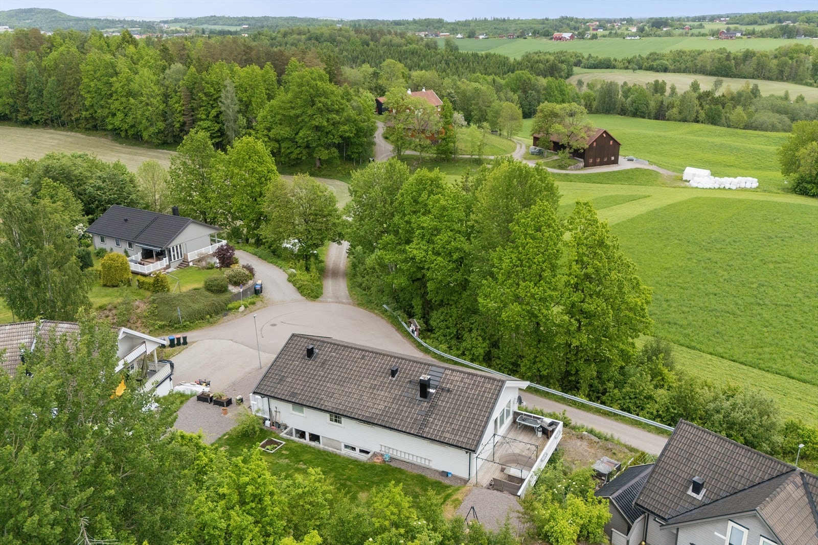 Herfra er det kort vei til skog, mark og fine turområder. Galleribilde