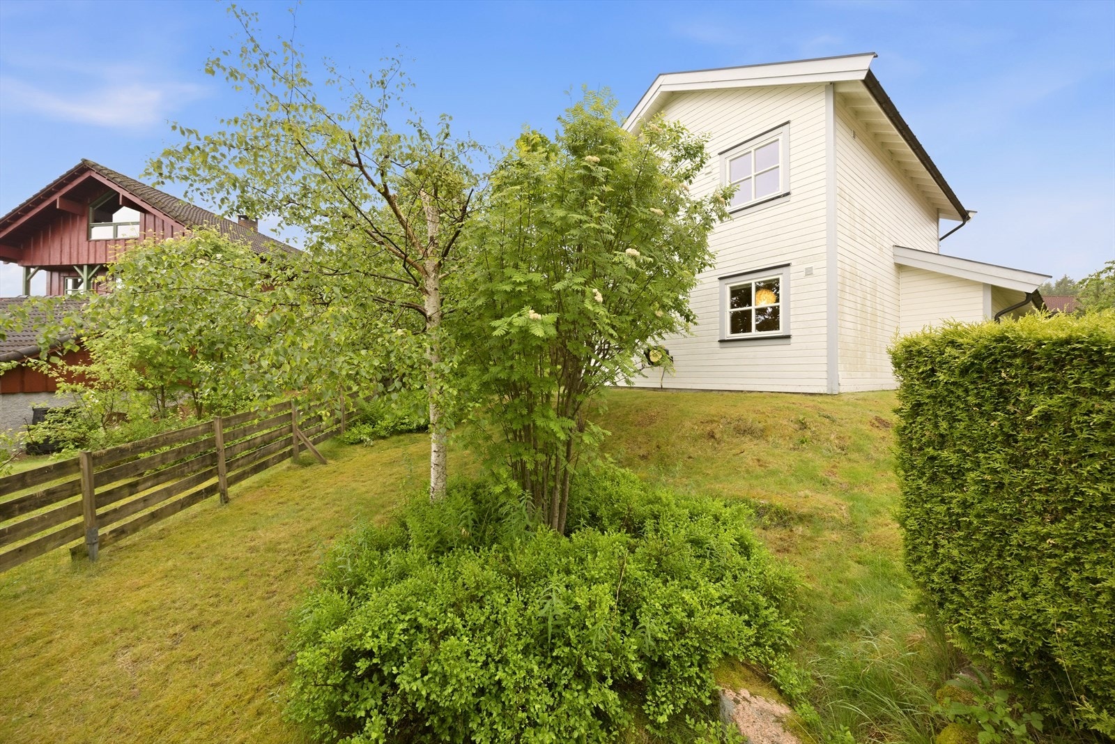Fasade og hage utenfor boligen Galleribilde