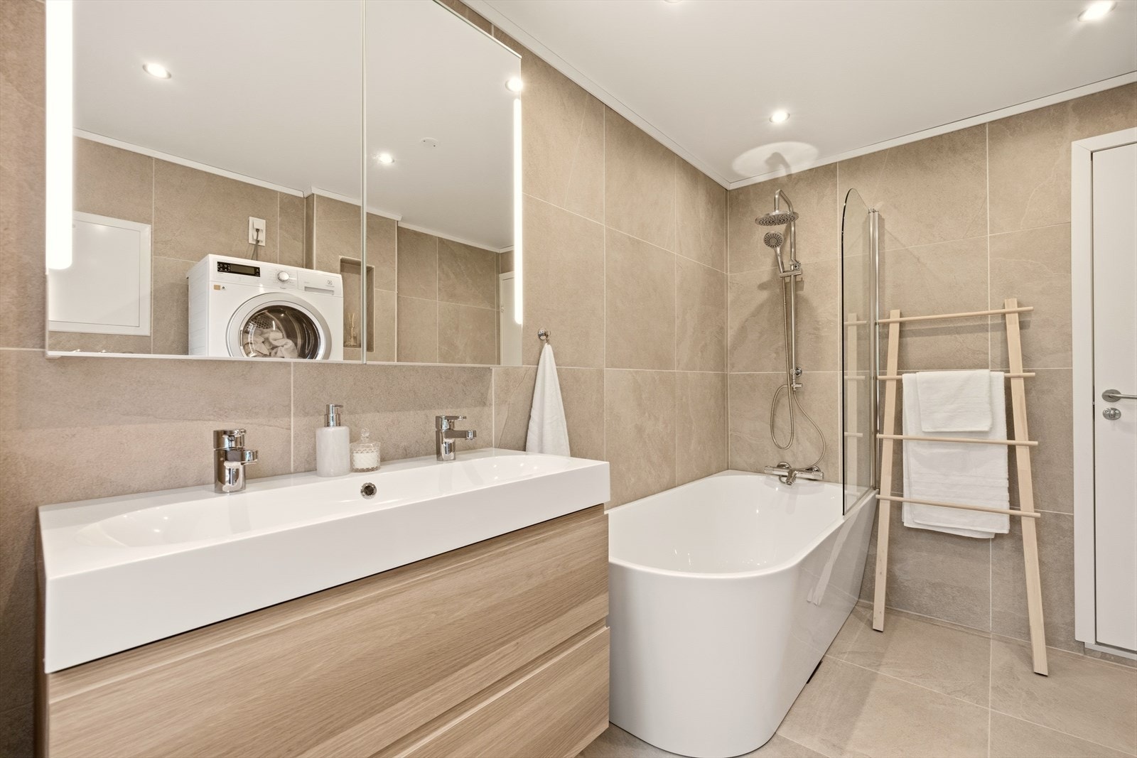 Badet har flislagte overflater og varmekabler Galleribilde