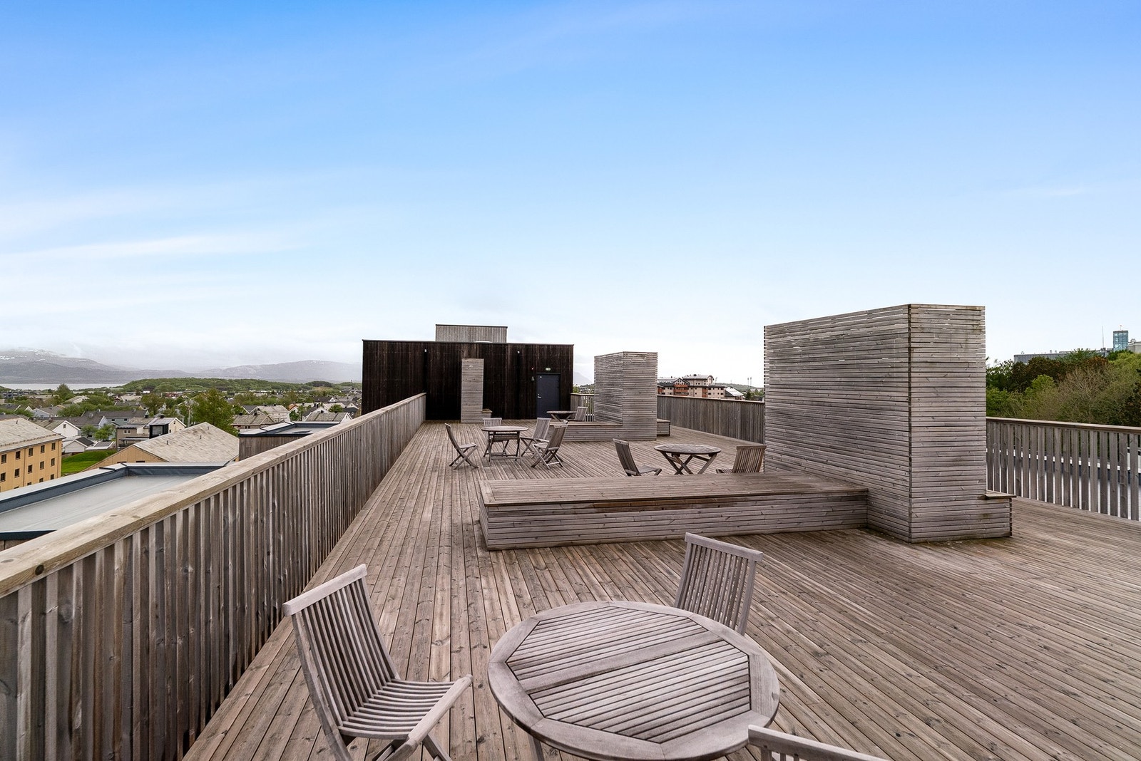 Fra takterrassen er det utsikt over nærområdet og omkringliggende bebyggelse. Galleribilde