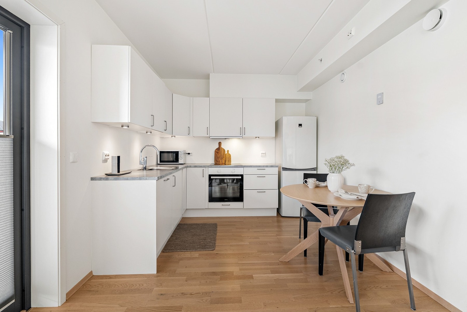 Leiligheten har vannbåren gulvvarme for jevn komfort, og gjennomgående 3-stavs parkett i alle oppholdsrom. Galleribilde