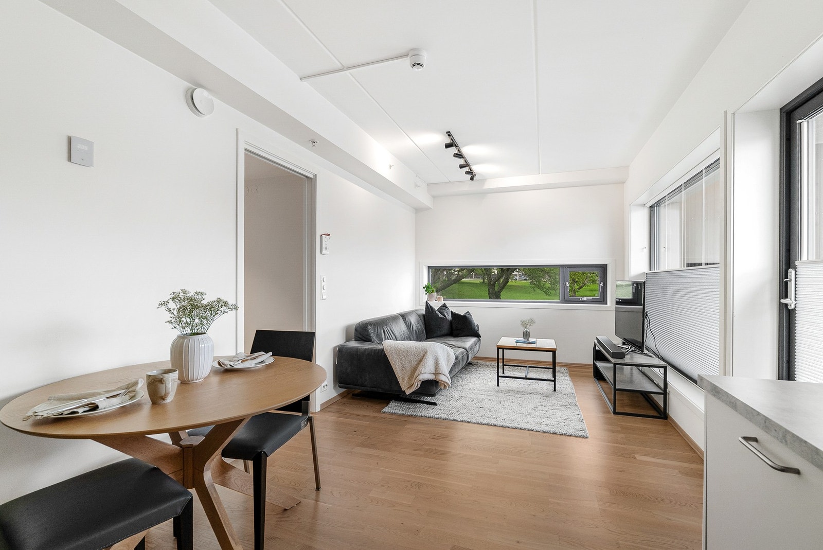 Leiligheten er fra 2019 og holder en gjennomgående god standard i tråd med moderne byggeforskrifter. Galleribilde