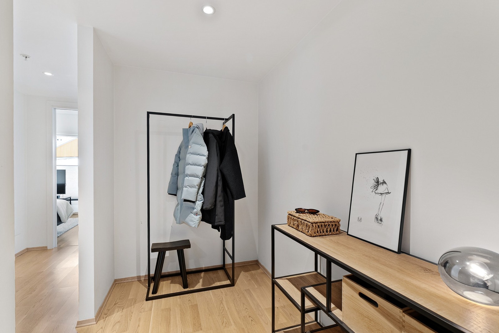 Entréen har plass til oppbevaring av yttertøy og sko, og leder videre inn i leilighetens øvrige rom. Galleribilde