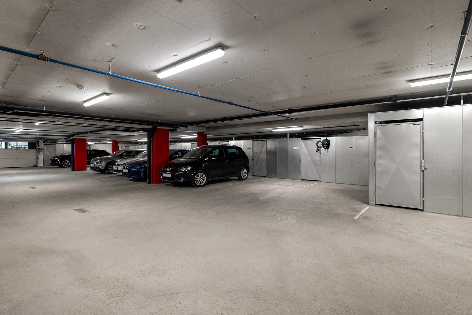 Leiligheten disponerer en fast parkeringsplass i felles garasjeanlegg m/elbil lader og en bod i kjelleren. Galleribilde