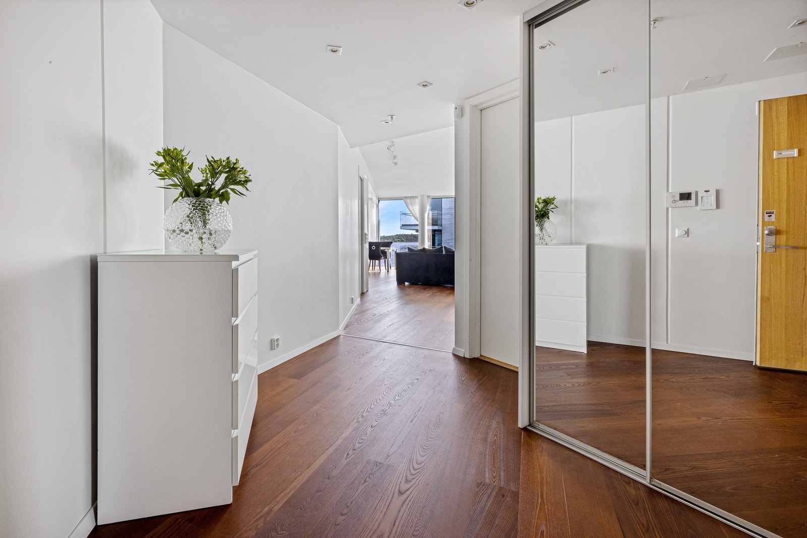 Meget praktisk hall med god garderobeplass. Galleribilde