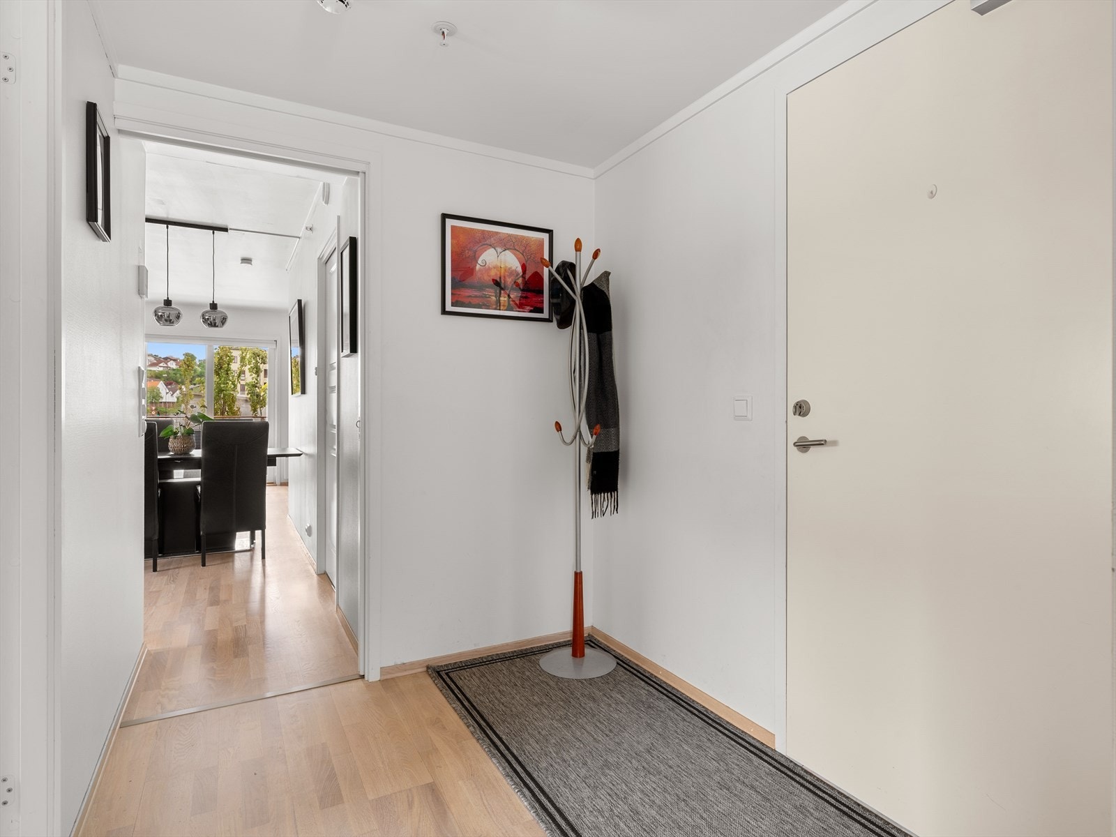 Fint når en bor flere sammen med avlukket gang som skiller soverommene og bad fra allrommet. Galleribilde
