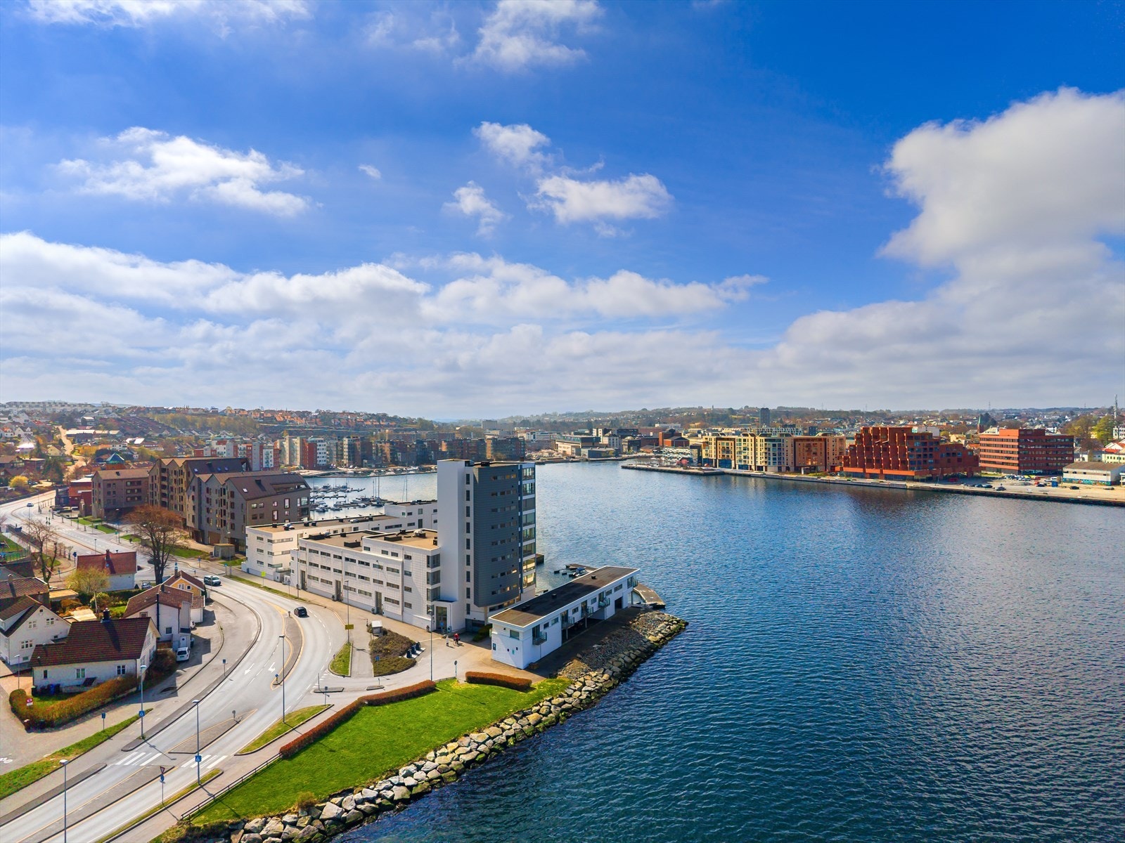 Her kombineres bylivet med det maritime. Fin mulighet til å bo i passe avstand fra sentrumskjernen samtidig som de umiddelbare omgivelser er luftige og fantastiske. Galleribilde