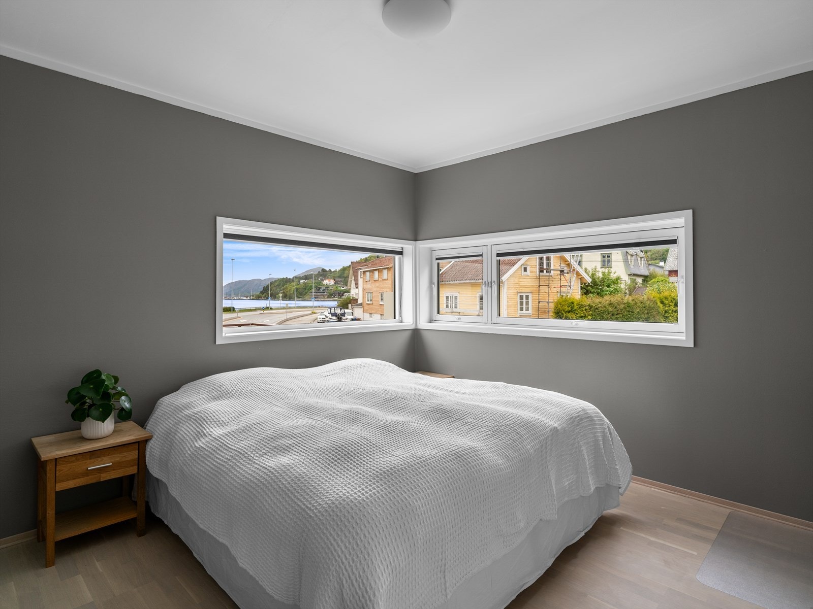 Leiligheten er plassert på enden og har tre vegger med vinduer, mye dagslys og utsikt mot fjorden. Galleribilde
