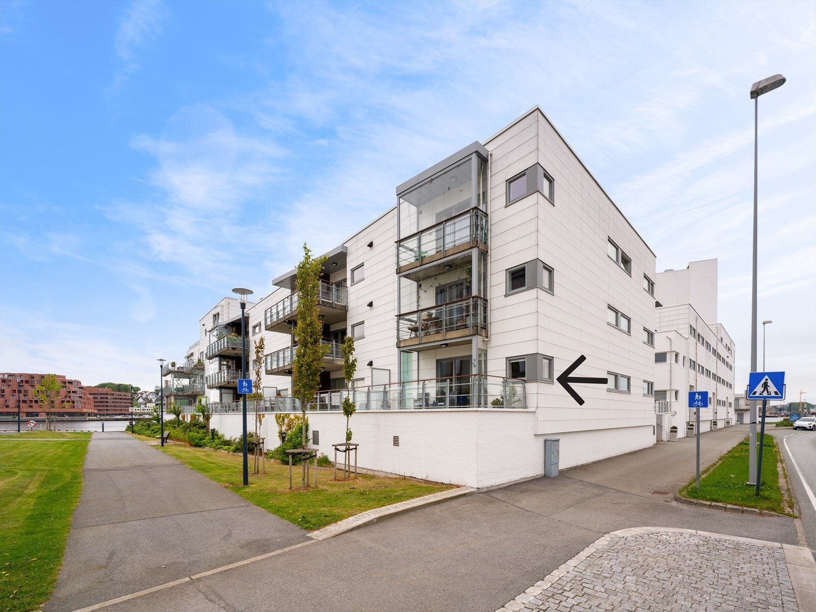 Forhøyet 1. etasje med fin, sørvendt balkong. Galleribilde