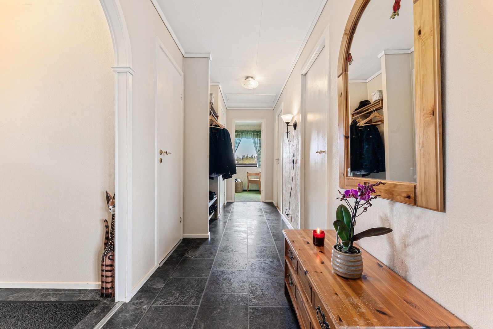 Gang med 3 soverom, bad og nedgang til kjelleretasjen Galleribilde