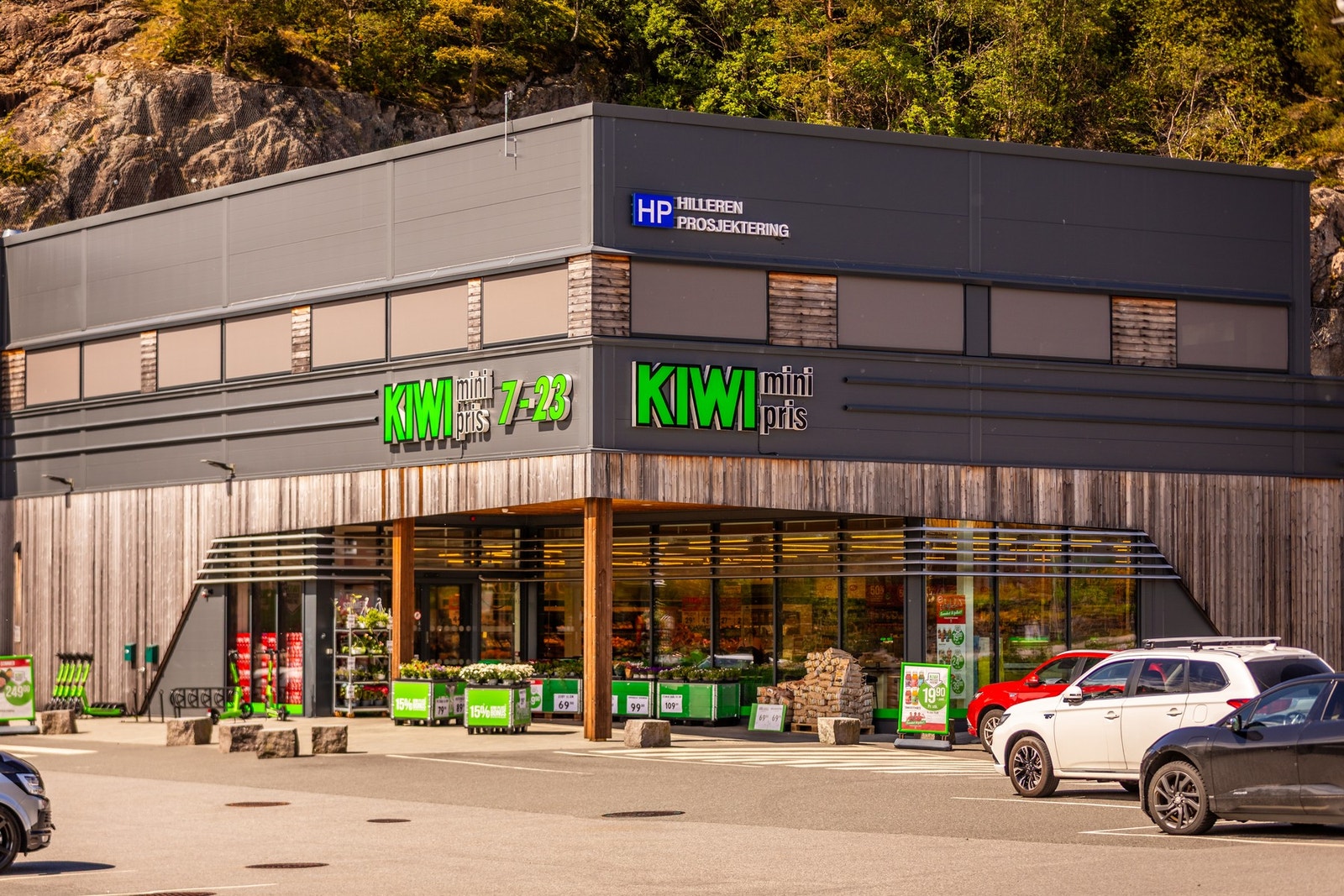 - Eiendommen har en praktisk beliggenhet med kort avstand til dagligvarehandel og servicetilbud. KIWI Mathopen ligger kun få minutter unna - Galleribilde