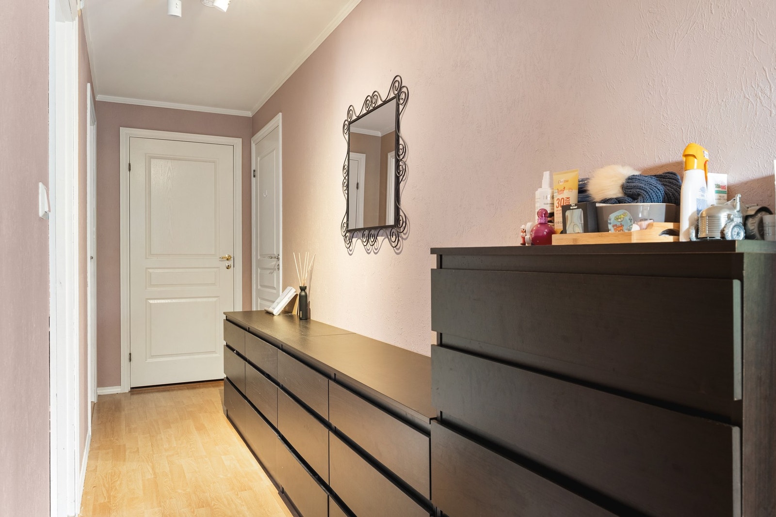 Romslig gang med god plass til kommoder/skap for ytterligere oppbevaring. Galleribilde