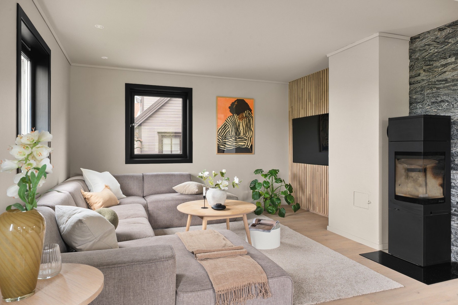 Herlig vedovn i stue som skaper hygge og gir god varme på kalde vinterdager. Galleribilde