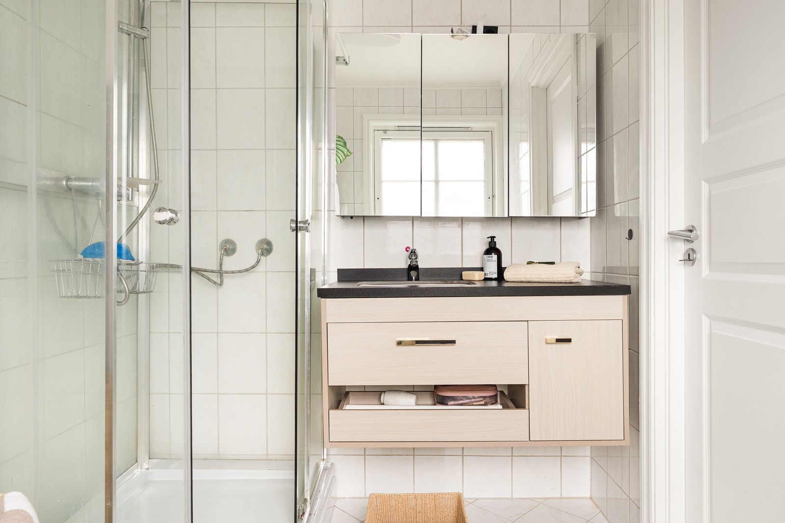 Badet er innredet med baderomsinnredning med nedfelt servant, toalett,
dusjkabinett og opplegg for vaskemaskin. Galleribilde
