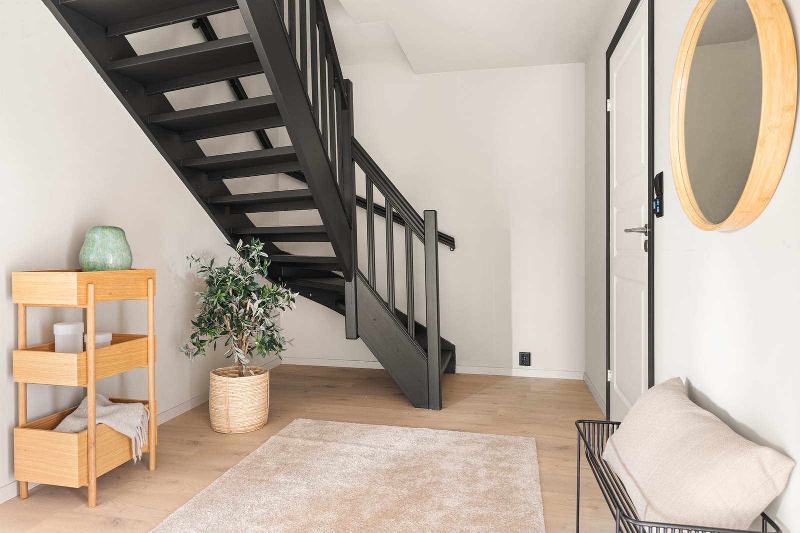 Entré og mellomgang er helsparklet og malt i 2026. Galleribilde