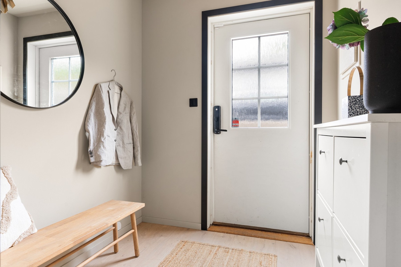 Her er det god plass til å henge fra seg yttertøy. Galleribilde