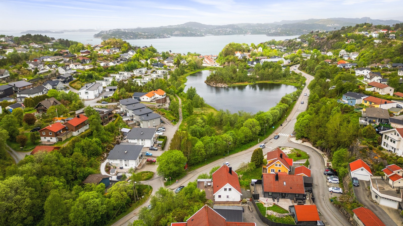 Fra boligen er det kun 200 meter til busstopp. Galleribilde
