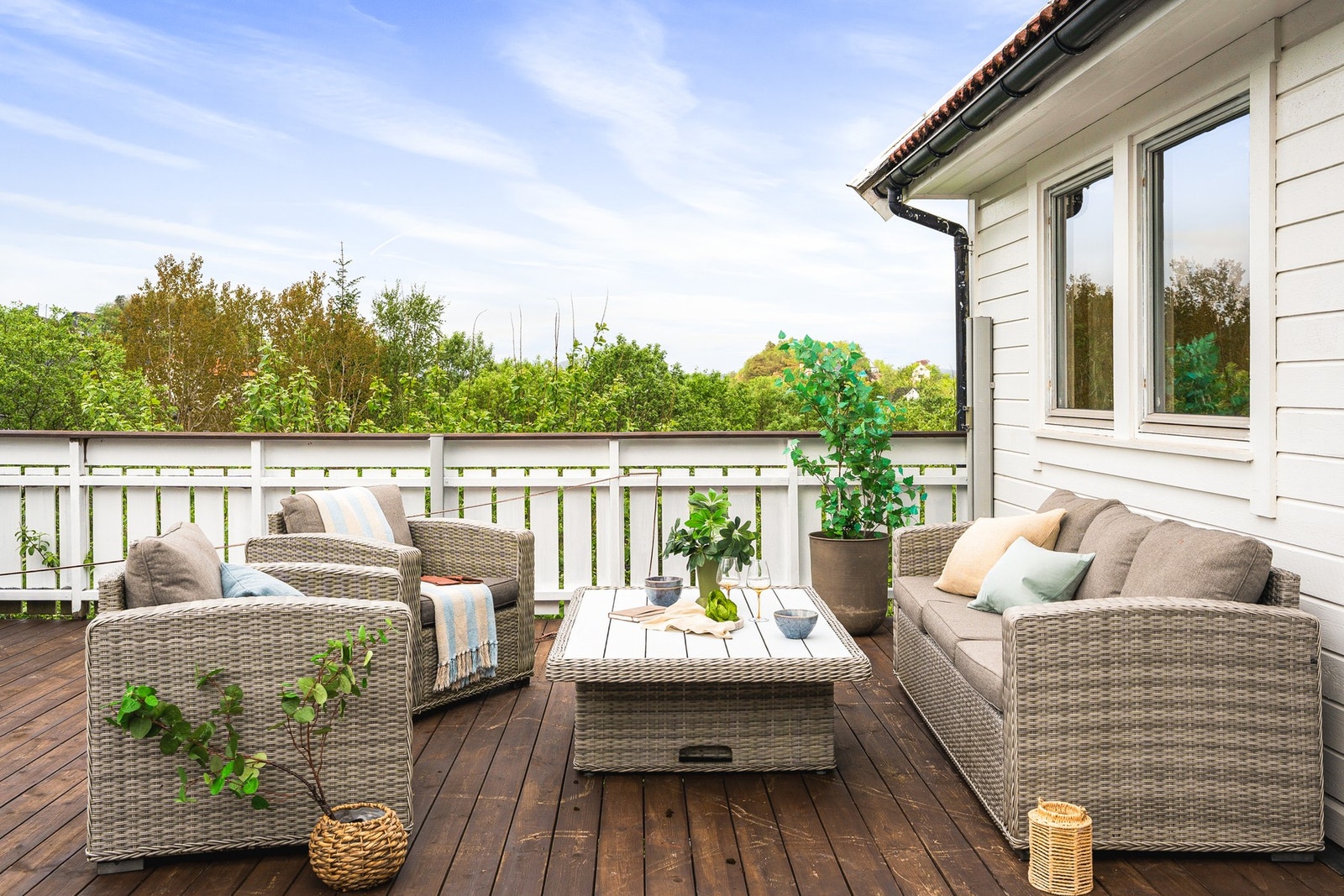 Her har man en nydelig terrasse på 87 kvm. (Se tau for del av terrassen som vil bli fjernet.) Galleribilde