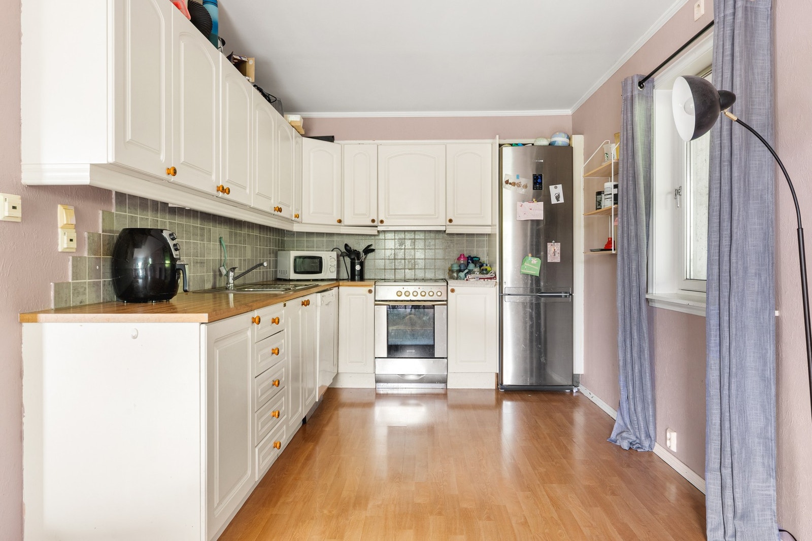 Kjøkken med profilerte fronter og laminat benkeplate. Det er integrert ventilator og plass/opplegg for komfyr, kjøleskap og oppvaskmaskin. Galleribilde