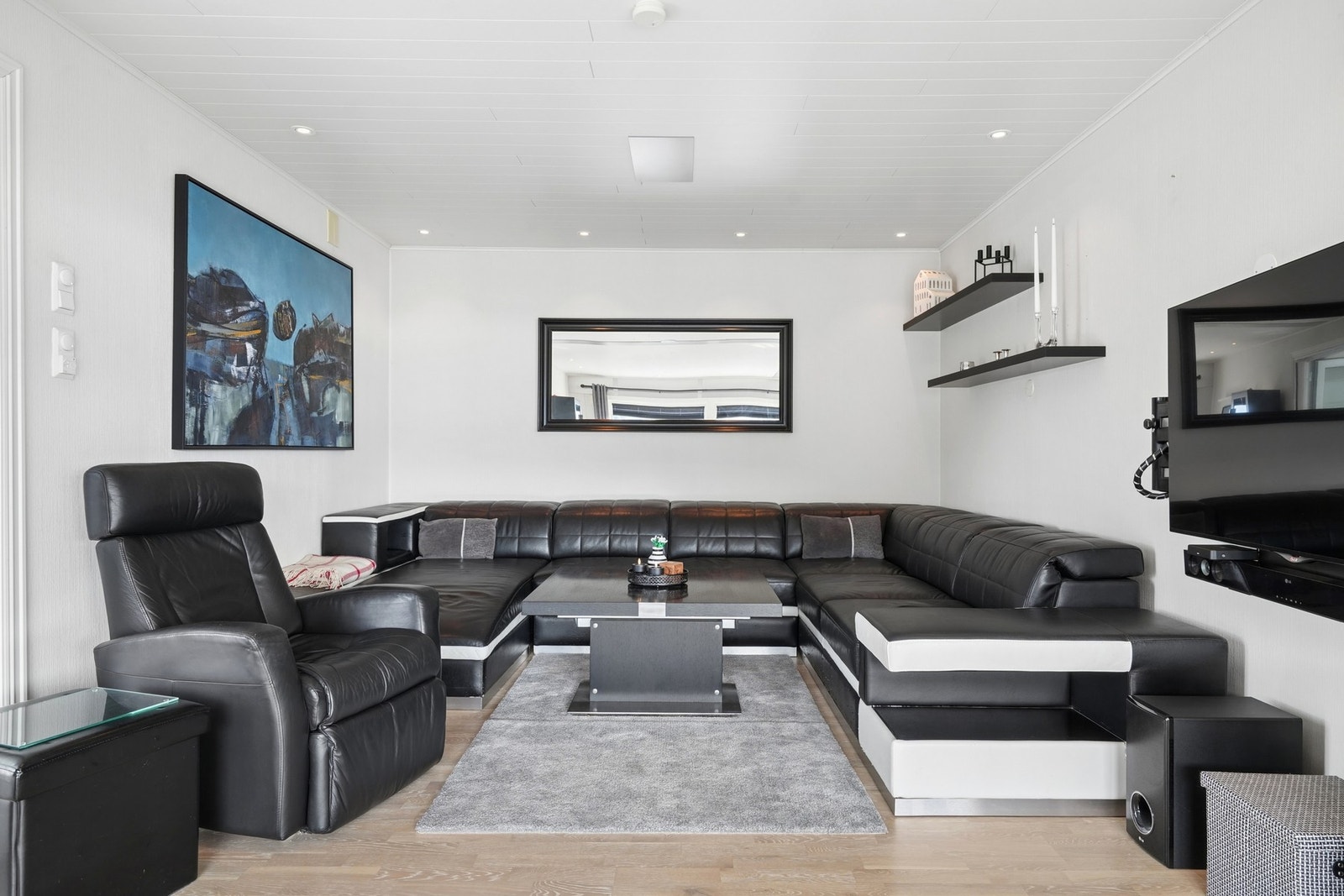 - Innbydende stue med god plass til sofa - Galleribilde