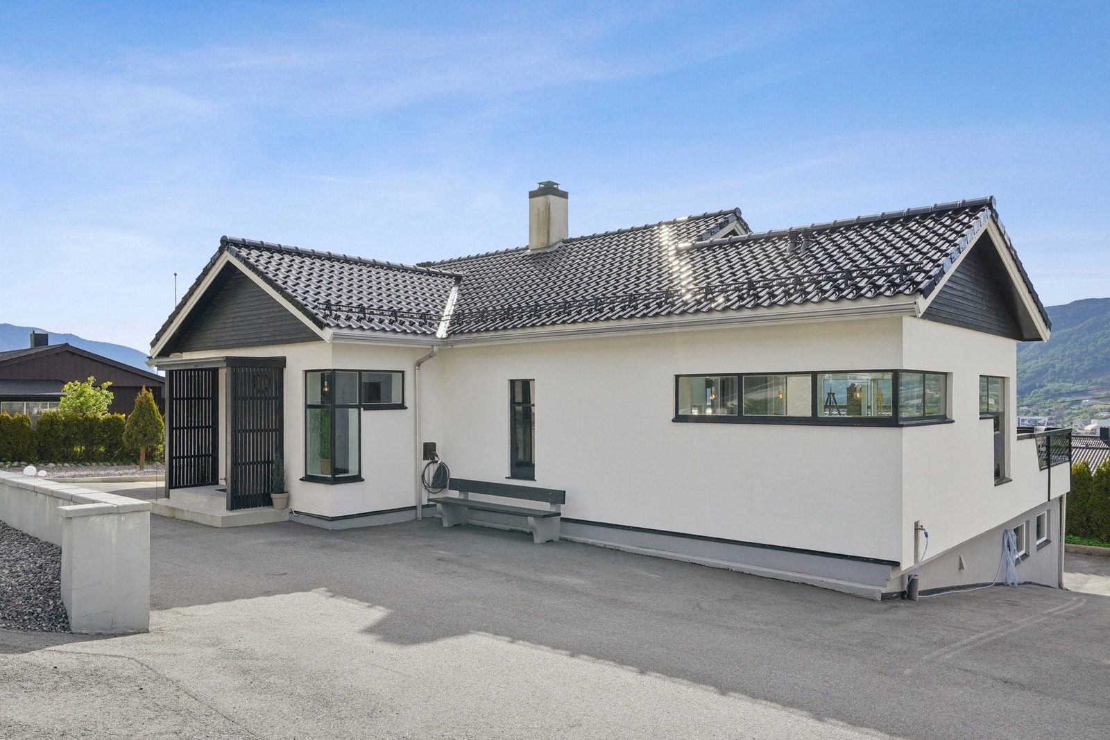 - Eiendommen ble oppført i 1975 og har vært godt vedlikeholdt gjennom årene - Galleribilde