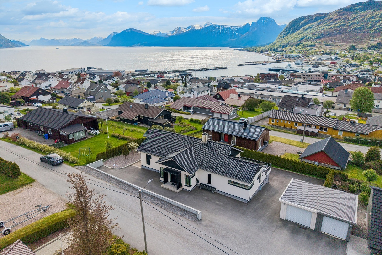 - Her har du ekstremt gode parkeringsmuligheter, samt to garasjer - Galleribilde