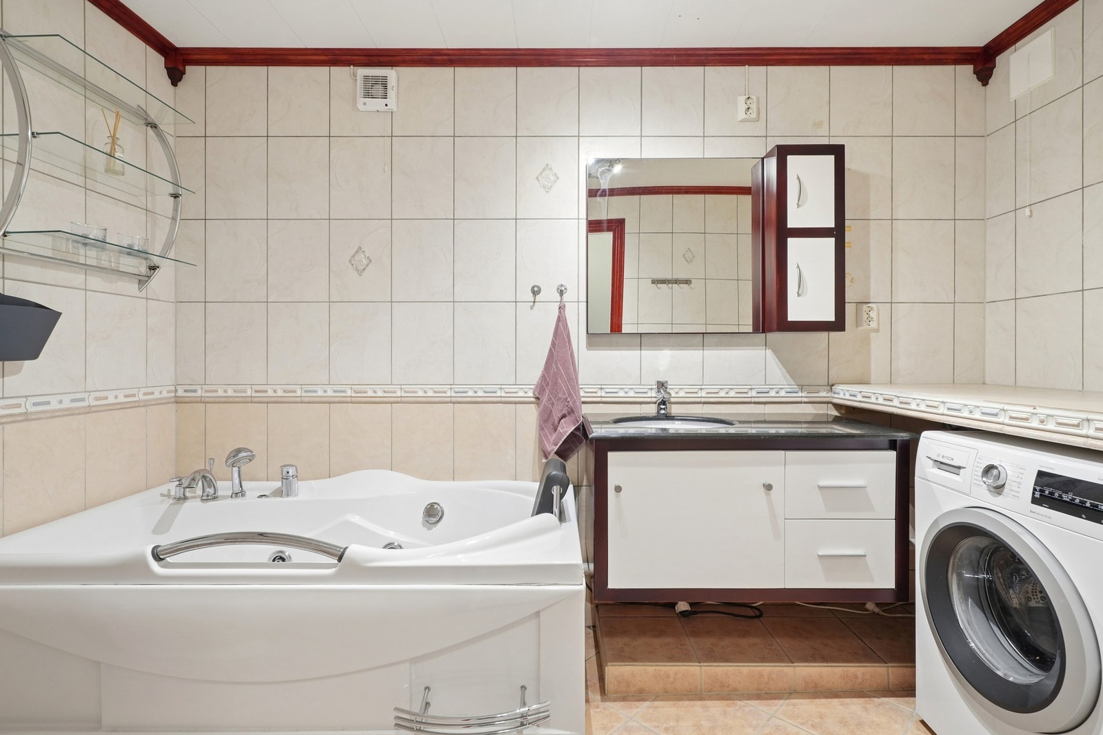 - Baderom/vaskerom i underetasjen - Galleribilde