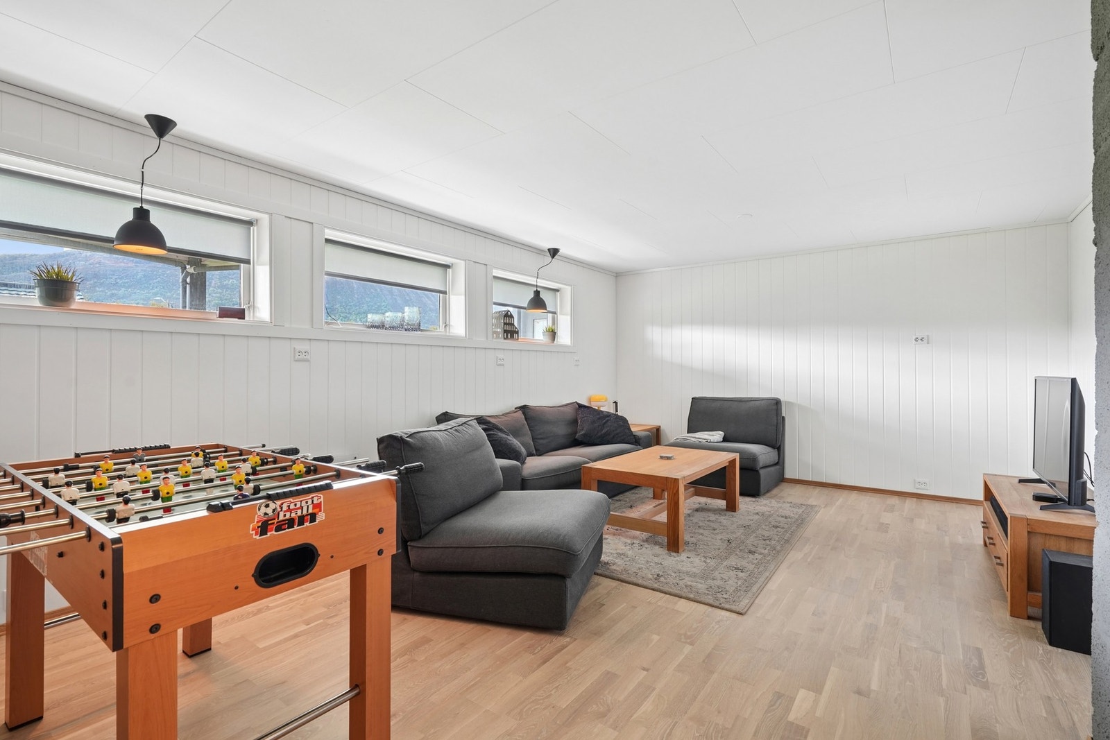 - Romslig kjellerstue hvor du eller barna kan koble helt av for seg selv - Galleribilde