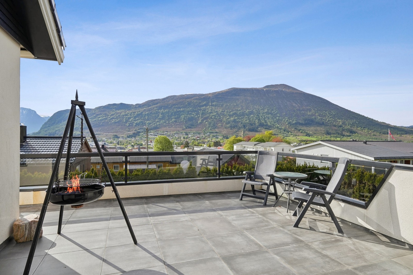 - Enorm terrasse som måler hele 75 m² - Galleribilde