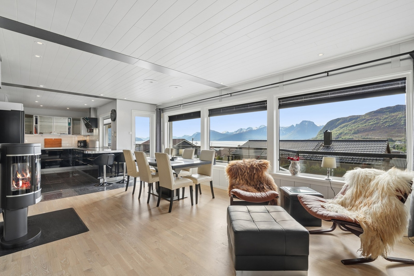 - Flere koselige soner i stuen og peis som gir god varme i rommet - Galleribilde