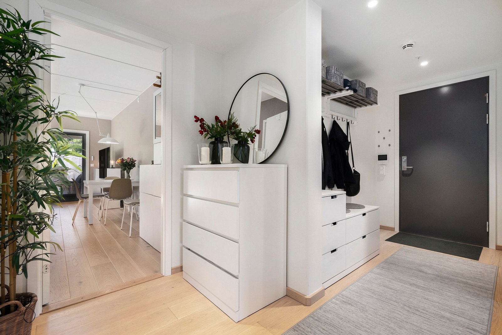 Her får du et godt første inntrykk av boligens moderne standard med 1-stavs parkett på gulv og malte, slette flater på vegger Galleribilde
