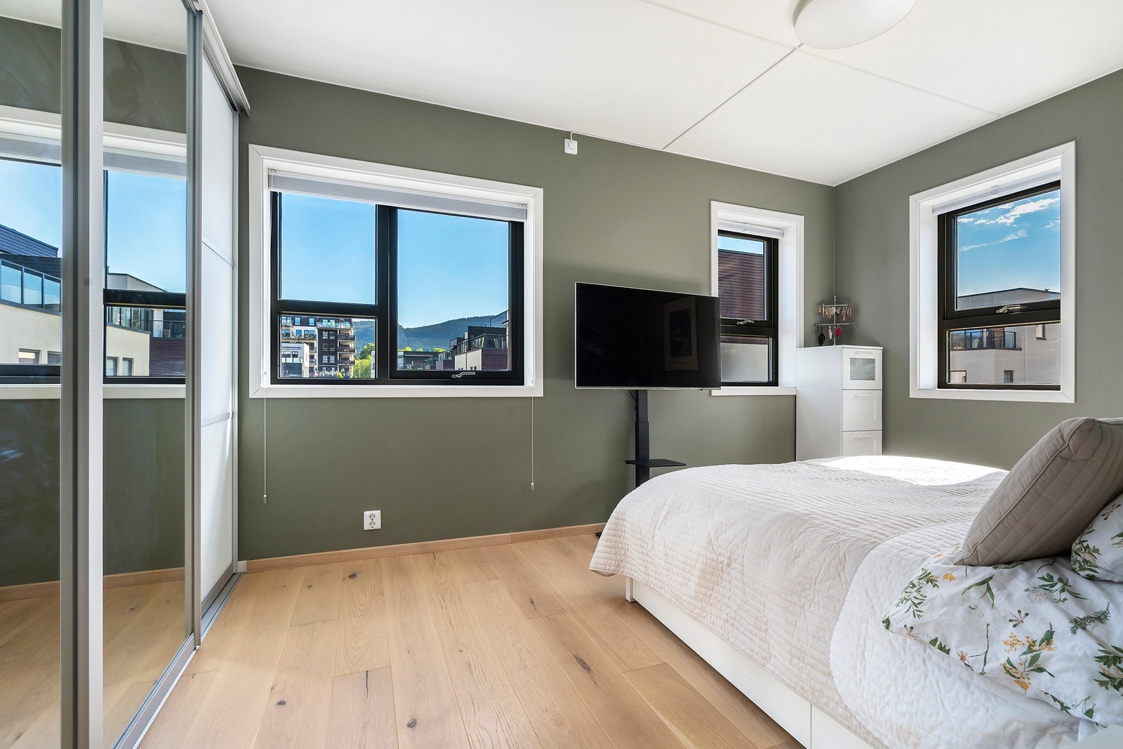 Hovedsoverommet har god plass til stor seng og nattbord. Rommet er ytterligere møblert med en romslig skyvedørsgarderobe Galleribilde