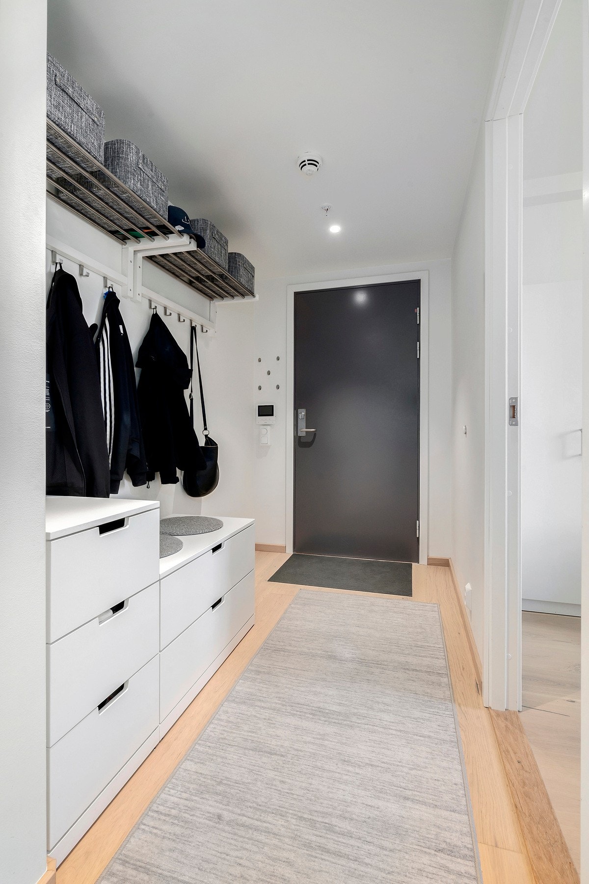 Leiligheten har en lys og innbydende entré med dimbare downlights i himling og god plass til oppbevaring av yttertøy og sko Galleribilde