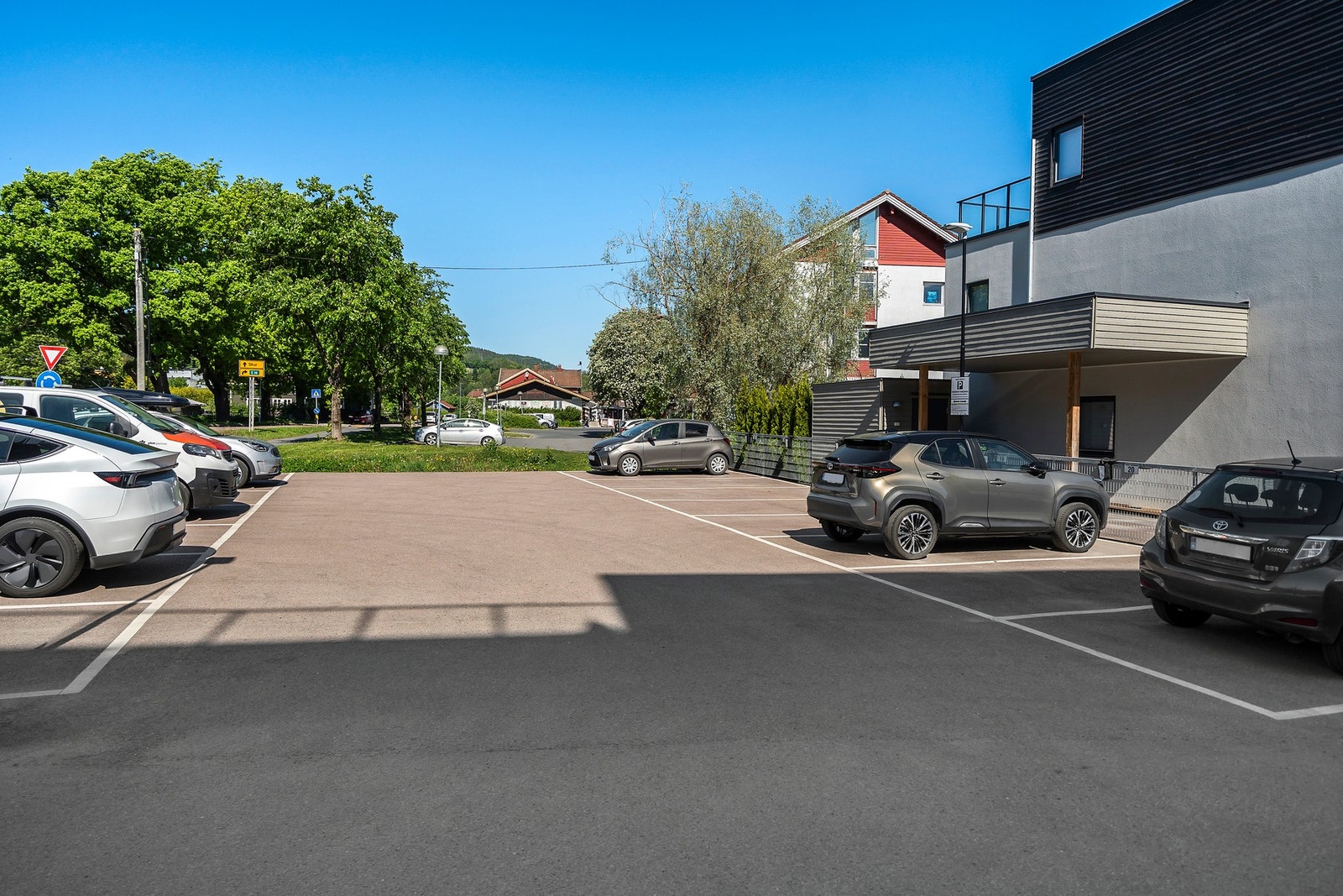 Leiligheten disponerer en fast biloppstillingsplass med mulighet for elbillader Galleribilde