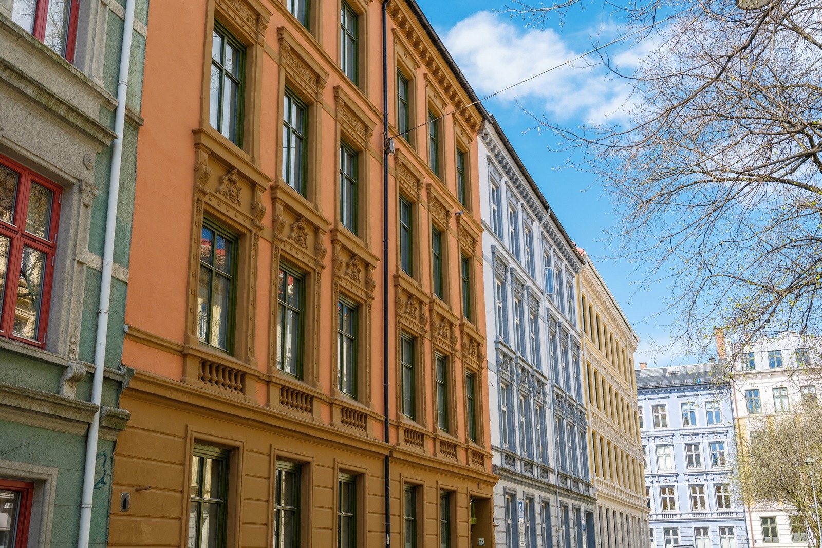 Fasaden ble oppusset i 2026 mot både gate og bakgård. Fargene ble valgt i samarbeid med Koi fargestudio. Galleribilde