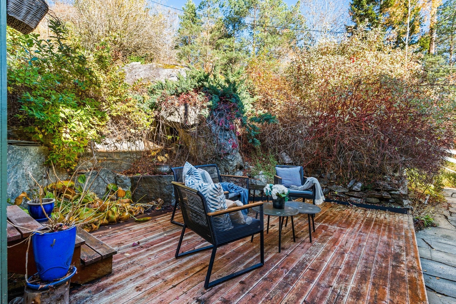 Trivelig terrasse med grønne omgivelser og god plass til utemøbler. Galleribilde