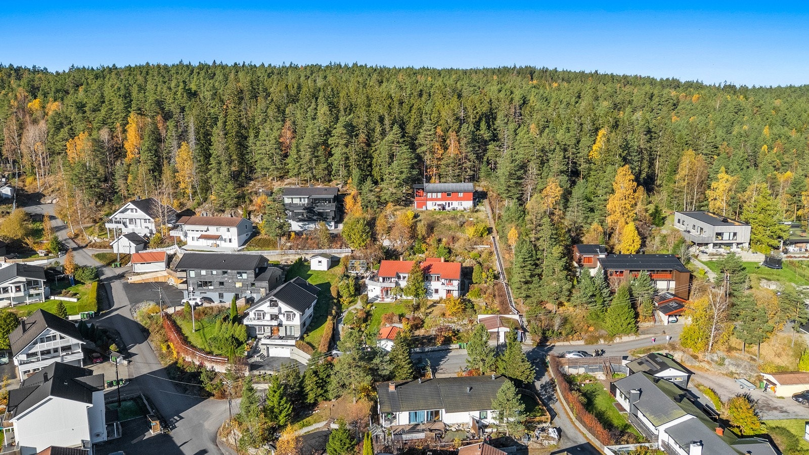 Attraktiv plassering i grønne omgivelser - kort vei til marka og et rolig, veletablert bomiljø på Fjellhamar. Galleribilde